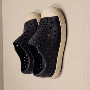 Native sandles size 5 c navy blue white